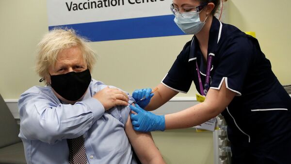 O primeiro-ministro do Reino Unido, Boris Johnson, recebe a 1ª dose da vacina de Oxford/AstraZeneca - Sputnik Brasil