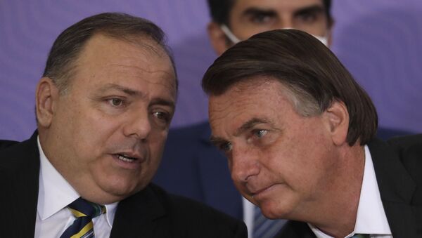 O então ministro da Saúde Eduardo Pazuello e o presidente Jair Bolsonaro, em 16 de dezembro de 2020, em Brasília - Sputnik Brasil