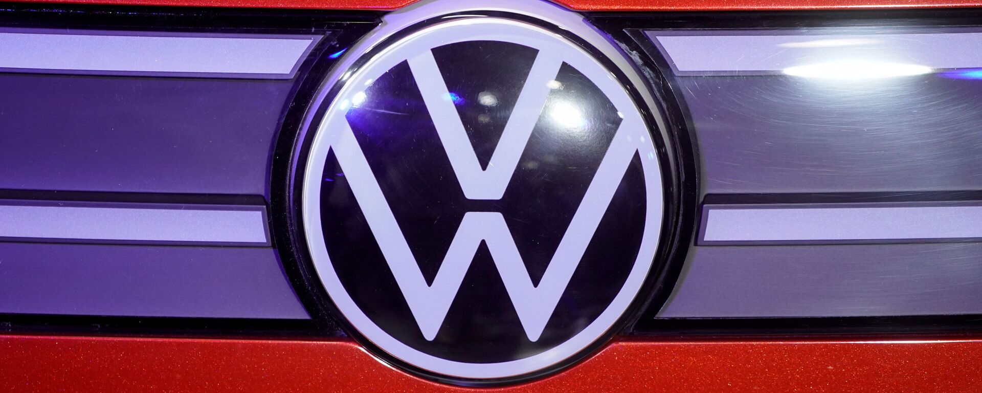 Logo da Volkswagen em um carro da montadora. - Sputnik Brasil, 1920, 19.03.2021