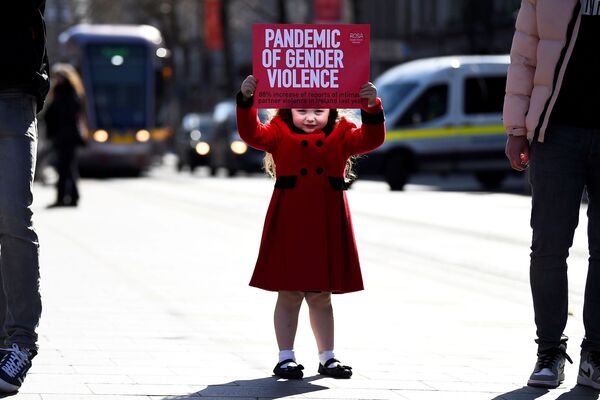 Menina segurando nas mãos um cartaz durante uma ação de protesto contra a violência, Dublin, Irlanda - Sputnik Brasil