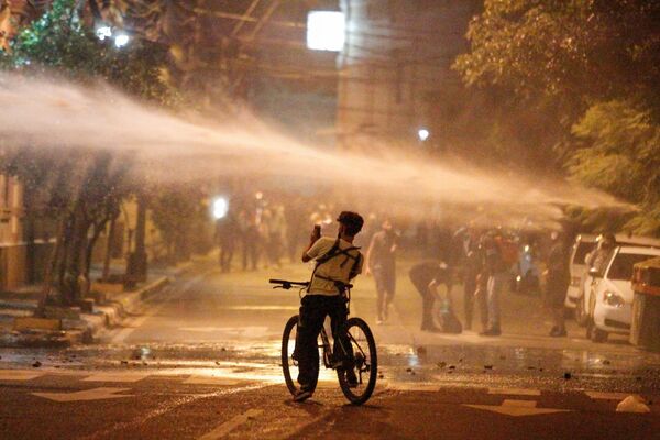 Canhões d'água usados durante uma manifestação em Assunção, Paraguai
 - Sputnik Brasil