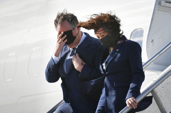 Vice-presidente dos EUA Kamala Harris e seu marido Douglas Emhoff saem do avião no aeroporto de Los Angeles, EUA
 - Sputnik Brasil