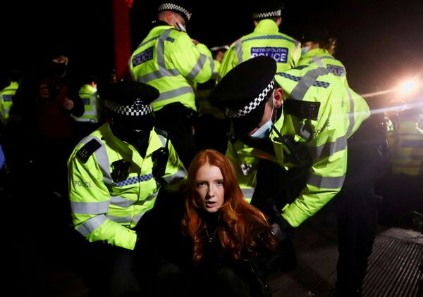 Polícia prende participante de manifestação em memória de Sarah Everard em Clapham, Reino Unido
 - Sputnik Brasil