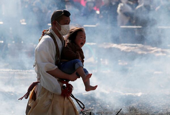 Monge budista carrega bebê durante um festival de caminhada sobre fogo no Japão
 - Sputnik Brasil