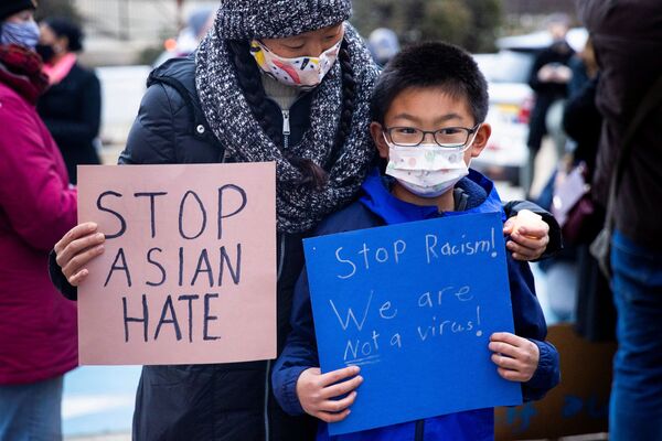 Representantes da comunidade asiática nos EUA participam de ações contra o racismo
 - Sputnik Brasil