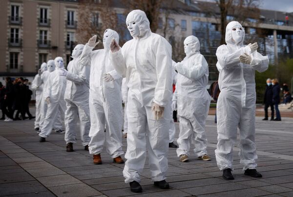 Ativistas do grupo Máscaras Brancas em manifestação contra Lei de Segurança Global em Nantes, França
 - Sputnik Brasil