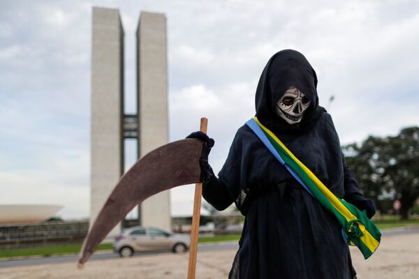 Protesto em Brasília contra o presidente Jair Bolsonaro e seu manejo da pandemia de COVID-19 - Sputnik Brasil