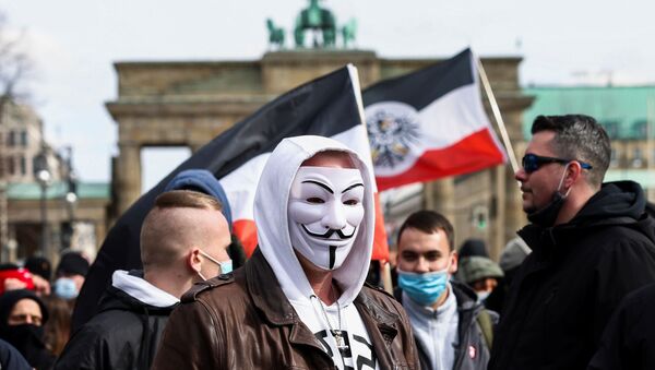 Em Berlim, um manifestante de máscara participa de um protesto contra o lockdown na Alemanha em meio à pandemia da COVID-19, em 20 de março de 2021 - Sputnik Brasil