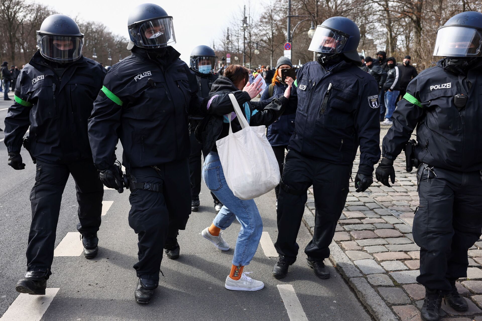 Protesto contra o lockdown na Alemanha é encerrado pela polícia - Sputnik Brasil, 1920, 20.03.2021