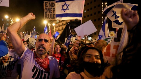 Manifestantes protestam contra Benjamin Netanyahu em Jerusalém - Sputnik Brasil