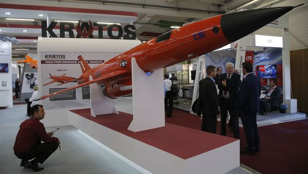 Drone Alvo BQM-177A construído pela empresa estadunidense Kratos, apresentado no show aéreo em Paris - Sputnik Brasil