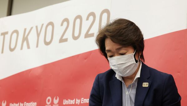 Em Tóquio, a presidente do Comitê Organizador das Olimpíadas no Japão, Seiko Hashimoto, deixa uma coletiva de imprensa, em 20 de março de 2021 - Sputnik Brasil