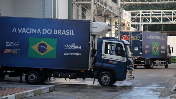 Em São Paulo, Brasil, caminhões com doses da vacina CoronaVac contra a COVID-19 deixam o Instituto Butantan, em 15 de março de 2021 - Sputnik Brasil