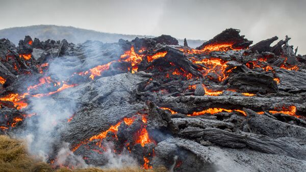 Fluxos de lava de erupção de vulcão na península de Reykjanes, no sudoeste da Islândia, 20 de março de 2021 - Sputnik Brasil