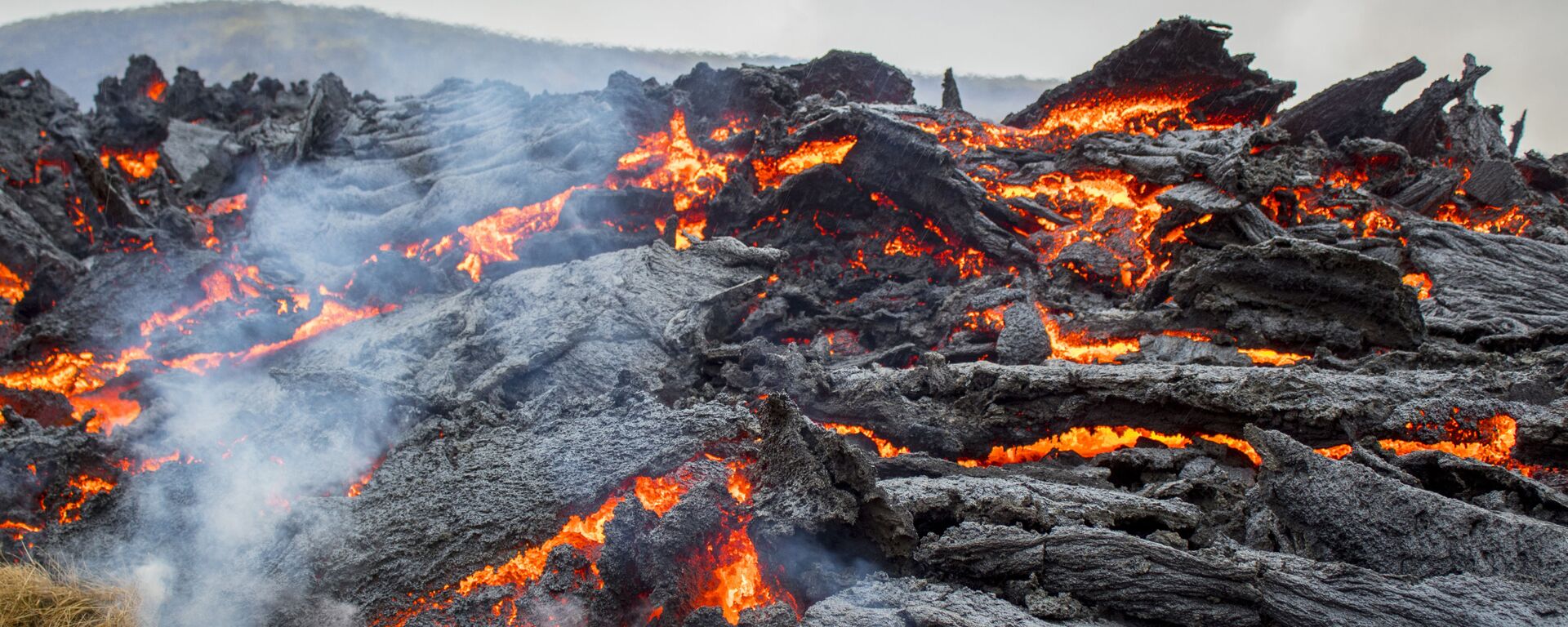 Fluxos de lava de erupção de vulcão na península de Reykjanes, no sudoeste da Islândia, 20 de março de 2021 - Sputnik Brasil, 1920, 27.10.2024