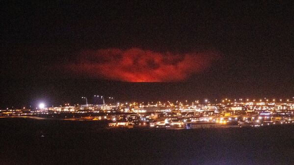 Erupção de vulcão perto de Fagradalsfjall, na península de Reykjanes, na Islândia, 19 de março de 2021 - Sputnik Brasil