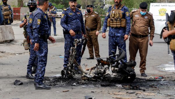 Membros das forças de segurança inspecionam o local da explosão em Bagdá - Sputnik Brasil