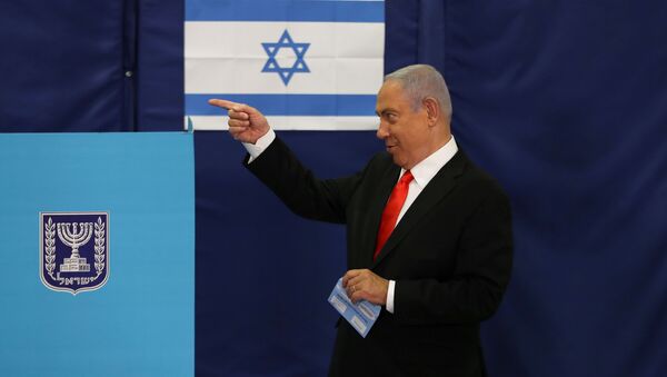 O primeiro-ministro de Israel, Benjamin Netanyahu, deposita seu voto durante as eleições em Israel - Sputnik Brasil