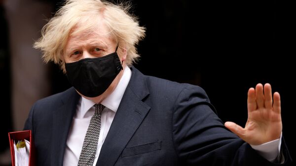 O primeiro-ministro do Reino unido, Boris Johnson, acena ao deixar Downing Street em Londres, em 24 de março de 2021 - Sputnik Brasil