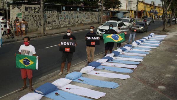 Em frente à hospital no Rio de Janeiro, manifestantes protestam contra as 300 mil mortes provocadas pelo coronavírus no Brasil - Sputnik Brasil