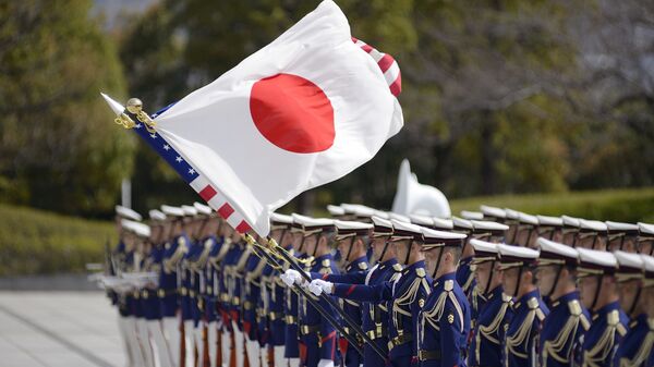 Em Tóquio, as bandeiras de Japão e Estados Unidos são erguidas por militares durante cerimônia na visita de Lloyd Austin, secretário de Defesa dos EUA, para encontro com o ministro da Defesa do Japão, Kishi Nobuo, em 16 de março de 2021 - Sputnik Brasil