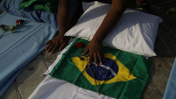 Manifestante coloca bandeira do Brasil em lençol hospitalar, simbolizando as mais de 300 mil vítimas da COVID-19 no país, Rio de Janeiro, 24 de março de 2021  - Sputnik Brasil
