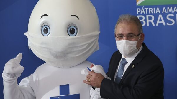 O novo ministro da Saúde, o cardiologista Marcelo Queiroga, ao lado do Zé Gotinha, em 23 de março de 2021 - Sputnik Brasil