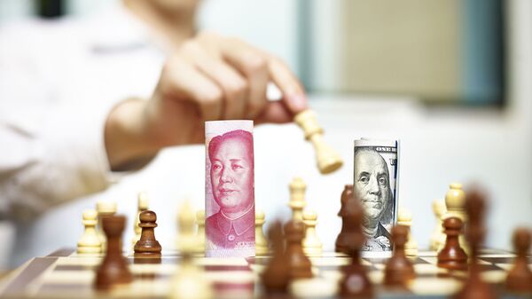 Cédulas de dólar e yuan em um tabuleiro de xadrez - Sputnik Brasil