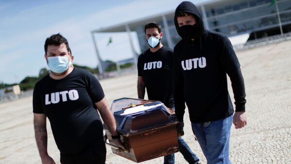 Funcionários de saúde fazem protesto contra as mortes causadas pela pandemia da COVID-19 em Brasília - Sputnik Brasil