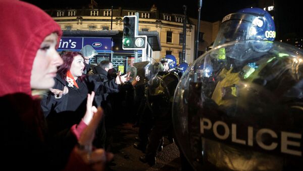 Manifestantes gesticulam na frente de policiais durante um protesto contra nova proposta de lei de policiamento, em Bristol, Inglaterra, em 26 de março de 2021 - Sputnik Brasil