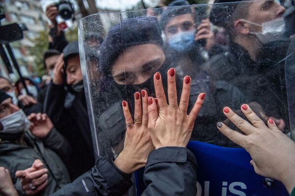 Mulheres confrontam policiais durante uma manifestação contra a retirada da Turquia da Convenção de Istambul, um acordo internacional destinado a proteger as mulheres - Sputnik Brasil