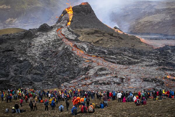 Pessoas assistem a uma erupção vulcânica na Islândia
 - Sputnik Brasil