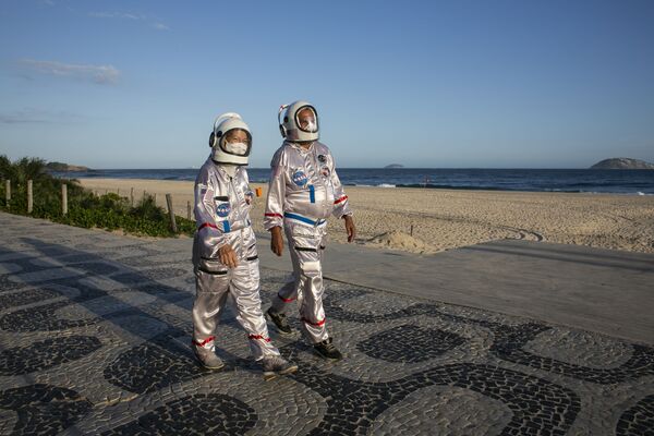 Casal vestido de astronautas caminha pela praia de Ipanema
 - Sputnik Brasil