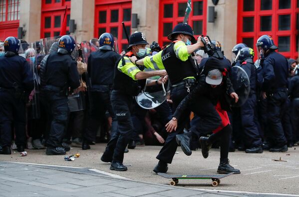 Policial tenta deter um manifestante durante protesto no Reino Unido - Sputnik Brasil