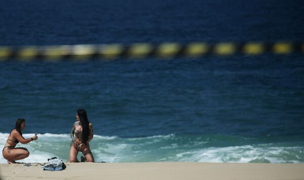 Moças na praia de Ipanema no Brasil
 - Sputnik Brasil