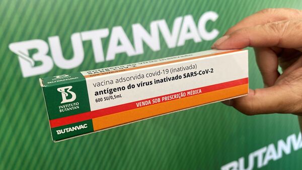 Dimas Tadeu Covas, diretor do Instituto Butantan, mostra modelo de uma embalagem enquanto fala sobre ButanVac, uma potencial vacina brasileira contra o novo coronavírus - Sputnik Brasil