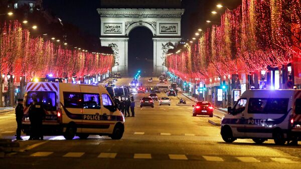 Em Paris, policiais patrulham a avenida Champs-Élysées durante lockdown na França, em meio à pandemia de COVID-19, em 31 de dezembro de 2020 - Sputnik Brasil