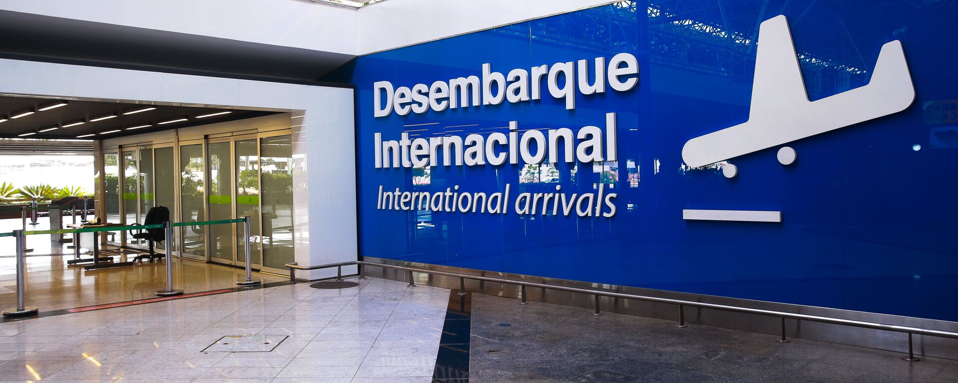 O saguão do Aeroporto Internacional de Brasília aparece vazio em meio à pandemia da COVID-19. Brasília, DF, 20 de março de 2020 - Sputnik Brasil, 1920, 11.11.2024