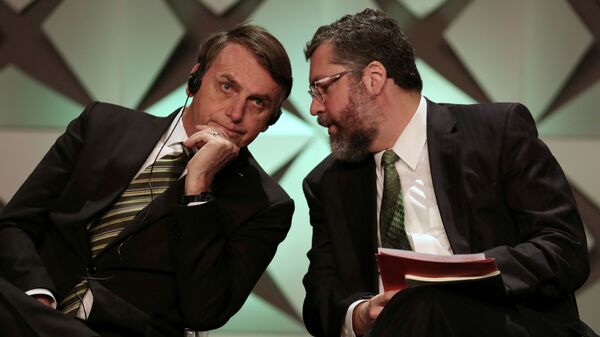 Presidente Jair Bolsonaro conversa com o ministro das Relações Exteriores, Ernesto Araújo durante fórum de investimentos em São Paulo - Sputnik Brasil
