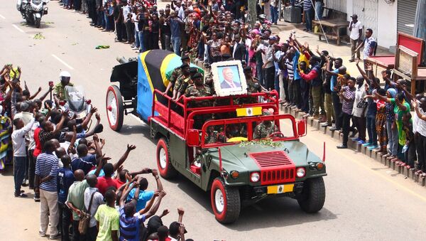 O caixão do falecido presidente tanzaniano John Magufuli passa em uma estrada para seu funeral em Mwanza, Tanzânia, em 24 de março de 2021 - Sputnik Brasil