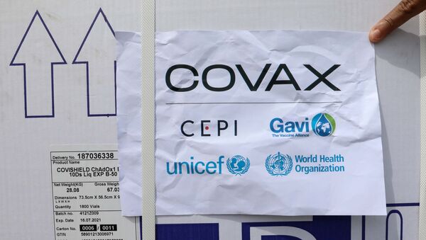 Trabalhadores descarregam vacinas da AstraZeneca/Oxford sob o esquema COVAX contra o novo coronavírus (SARS-CoV-2) no aeroporto Aden Abdulle Osman em Mogadíscio, Somália, 15 de março de 2021 - Sputnik Brasil
