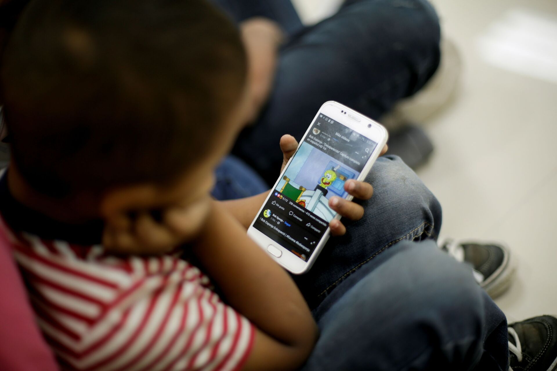 Criança usando smartphone com sistema Android em março de 2021 - Sputnik Brasil, 1920, 29.12.2021