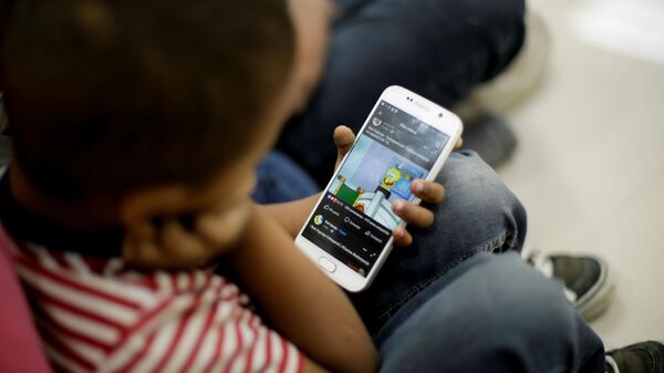 Criança usando smartphone com sistema Android em março de 2021 - Sputnik Brasil