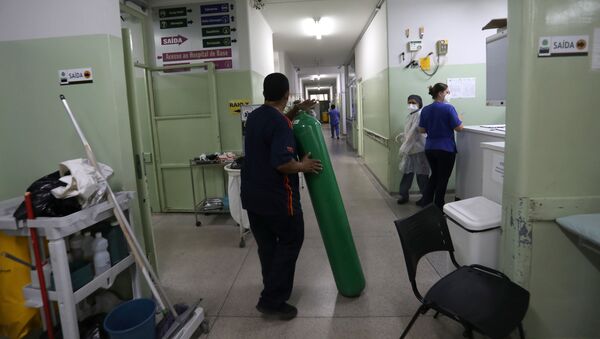 Trabalhador chega com cilindro de oxigênio em hospital de Bauru, em São Paulo, no Brasil, no dia 23 de março de 2021 - Sputnik Brasil
