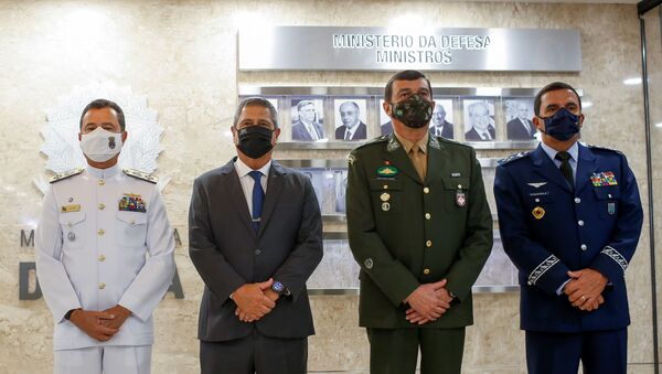 O comandante da Marinha, almirante de esquadra Almir Garnier Santos; o ministro da Defesa, general Braga Netto; o comandante do Exército, Paulo Sérgio Nogueira de Oliveira; e o comandante da Aeronáutica, tenente-brigadeiro do ar Carlos de Almeida Baptista Jr. - Sputnik Brasil