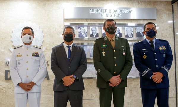 O comandante da Marinha, almirante de esquadra Almir Garnier Santos; o ministro da Defesa, general Braga Netto; o comandante do Exército, Paulo Sérgio Nogueira de Oliveira; e o comandante da Aeronáutica, tenente-brigadeiro do ar Carlos de Almeida Baptista Jr. - Sputnik Brasil