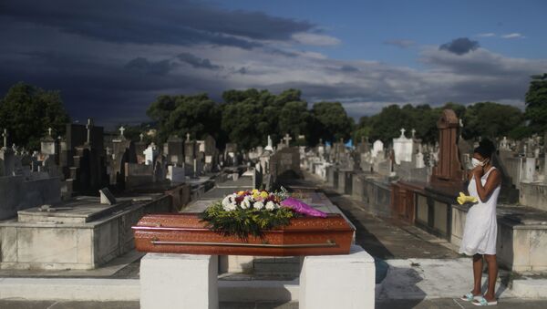 Enterro de vítima da COVID-19 em um cemitério no Rio de Janeiro. - Sputnik Brasil