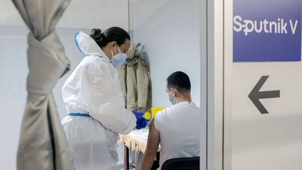 Em Belgrado, na Sérvia, um homem é vacinado contra COVID-19 com a vacina russa Sputnik V, em 31 de março de 2021 - Sputnik Brasil