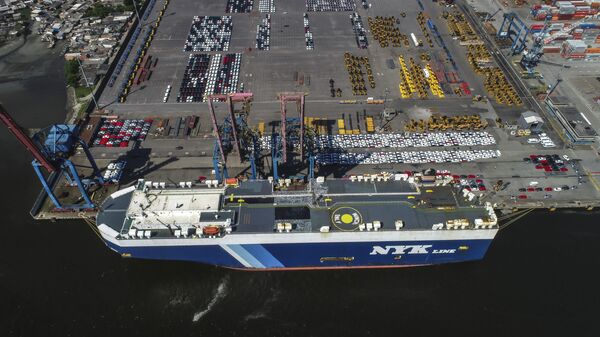 Navio atracado no terminal de importação e exportação de veículos do porto de Santos, em São Paulo, é carregado - Sputnik Brasil