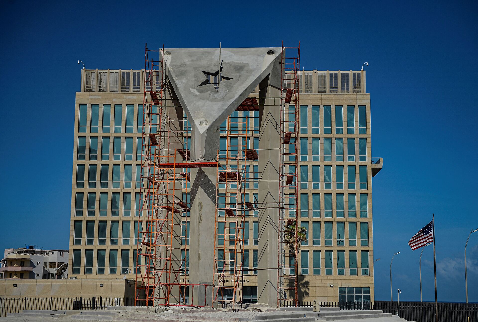 Cuba ergue bandeira de concreto de 12 metros em frente à embaixada dos EUA em Havana (FOTOS) - Sputnik Brasil, 1920, 01.04.2021